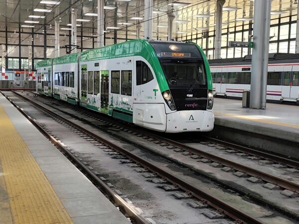 Cómo moverse por Cádiz: parking, autobuses, trenes y más
