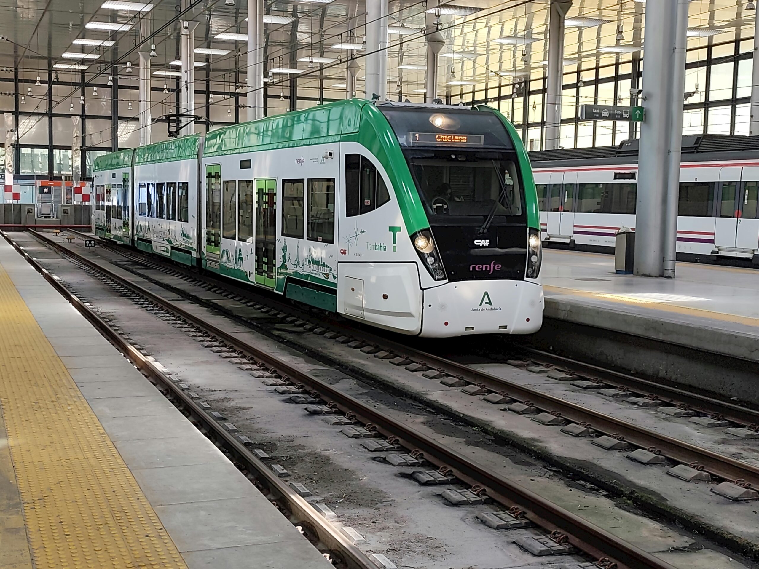 Cómo moverse por Cádiz: parking, autobuses, trenes y más